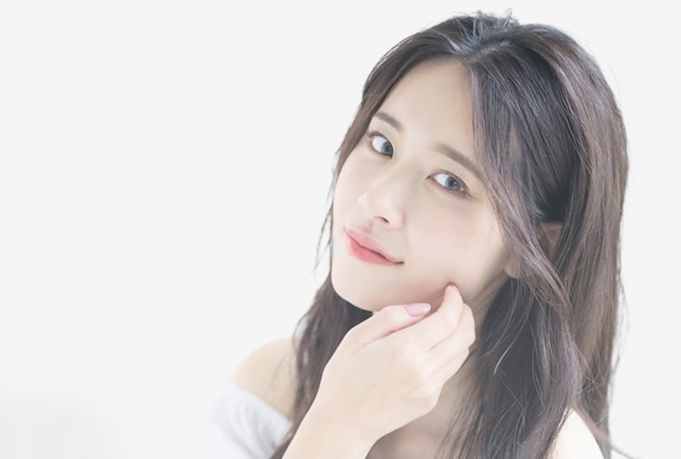 こちらを見つめている女性の写真