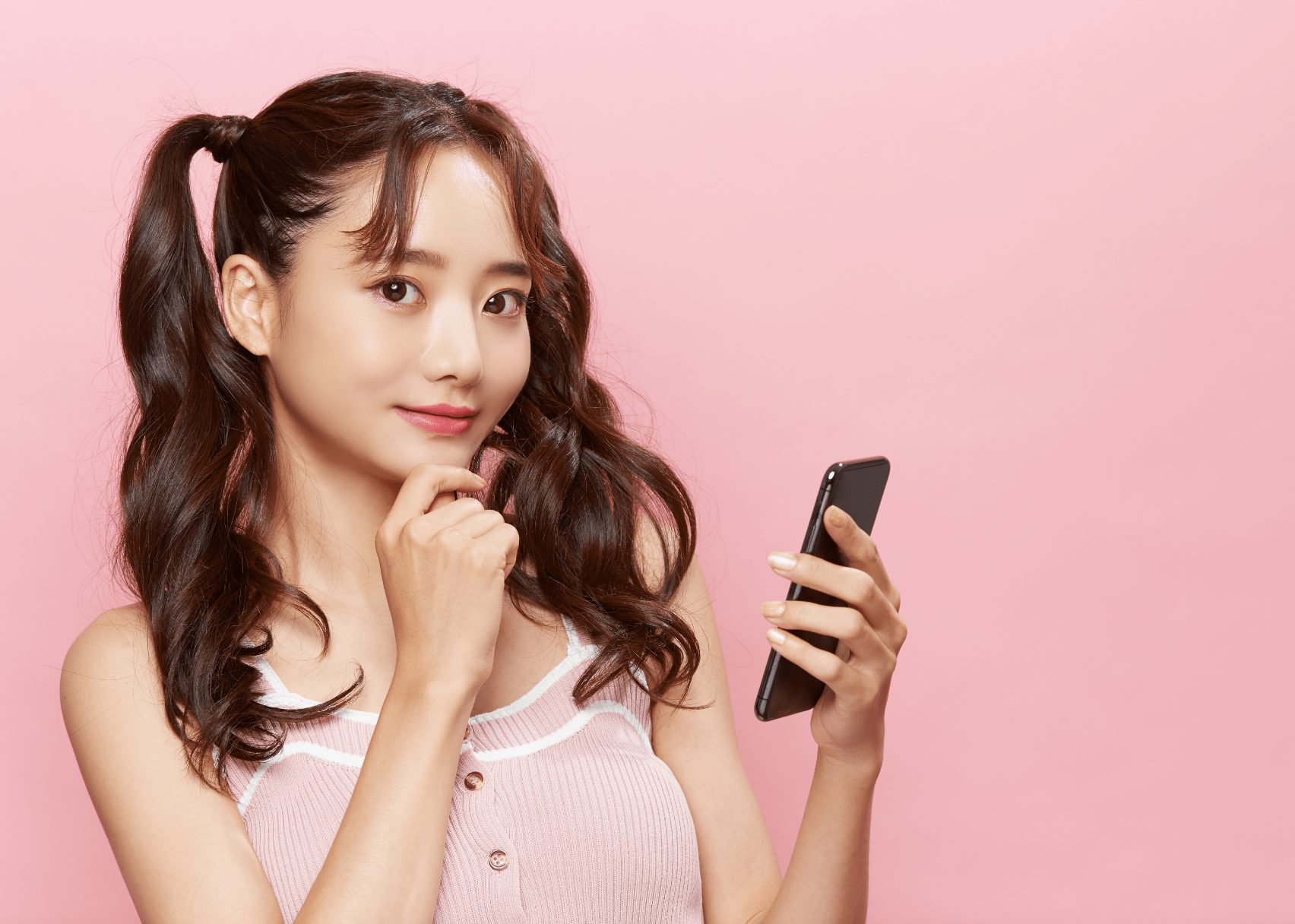 スマートフォンで予約をする女性