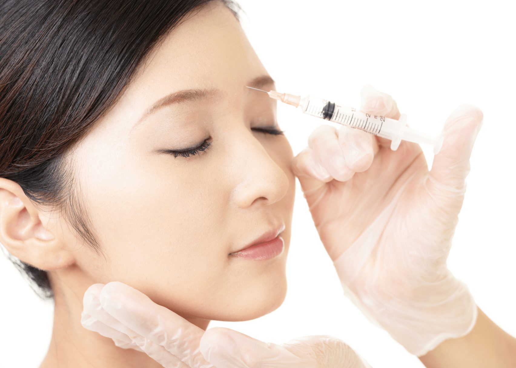 目元の施術を受けている女性の様子