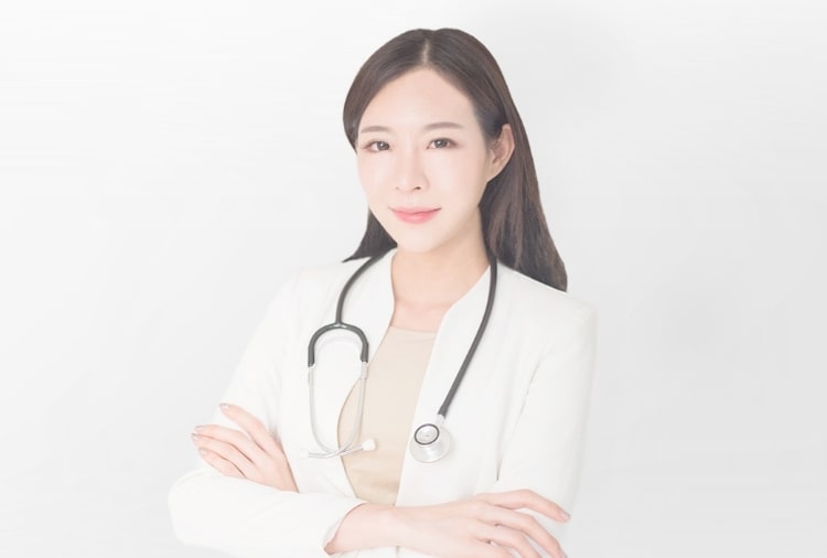 腕を組んでこちらを見ている女性医師