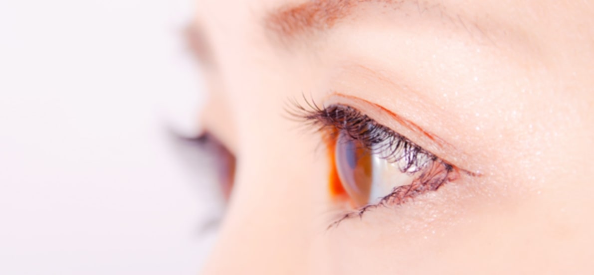 女性の目元のアップ画像