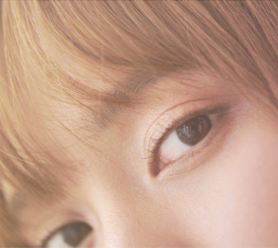女性の目元のアップ画像