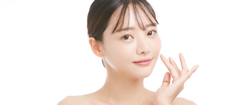 こちらを向いている小顔の女性モデル