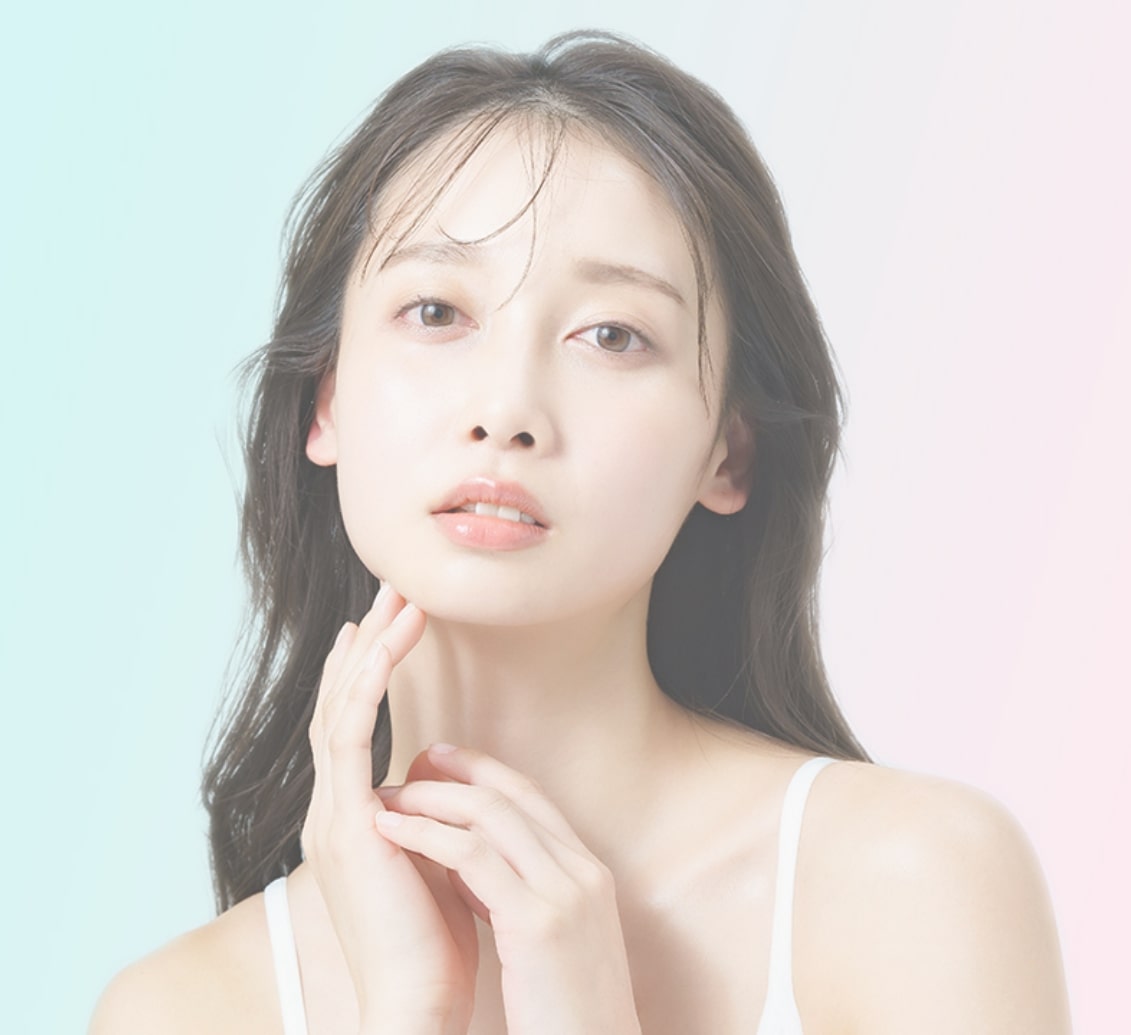 こちらを向いている女性モデル