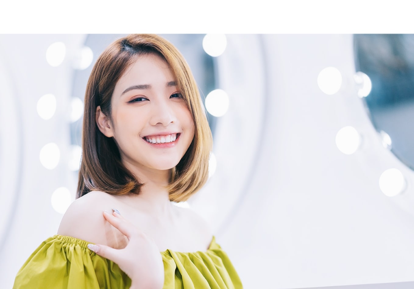 笑顔でこちらを向いている女性