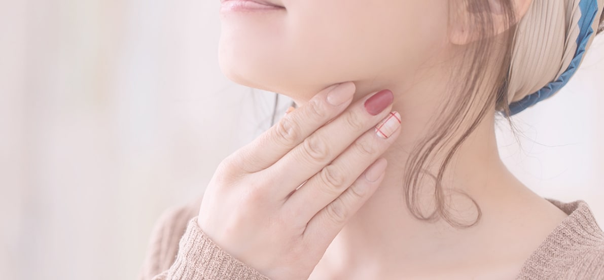 顎下のたるみを気にしている女性の画像