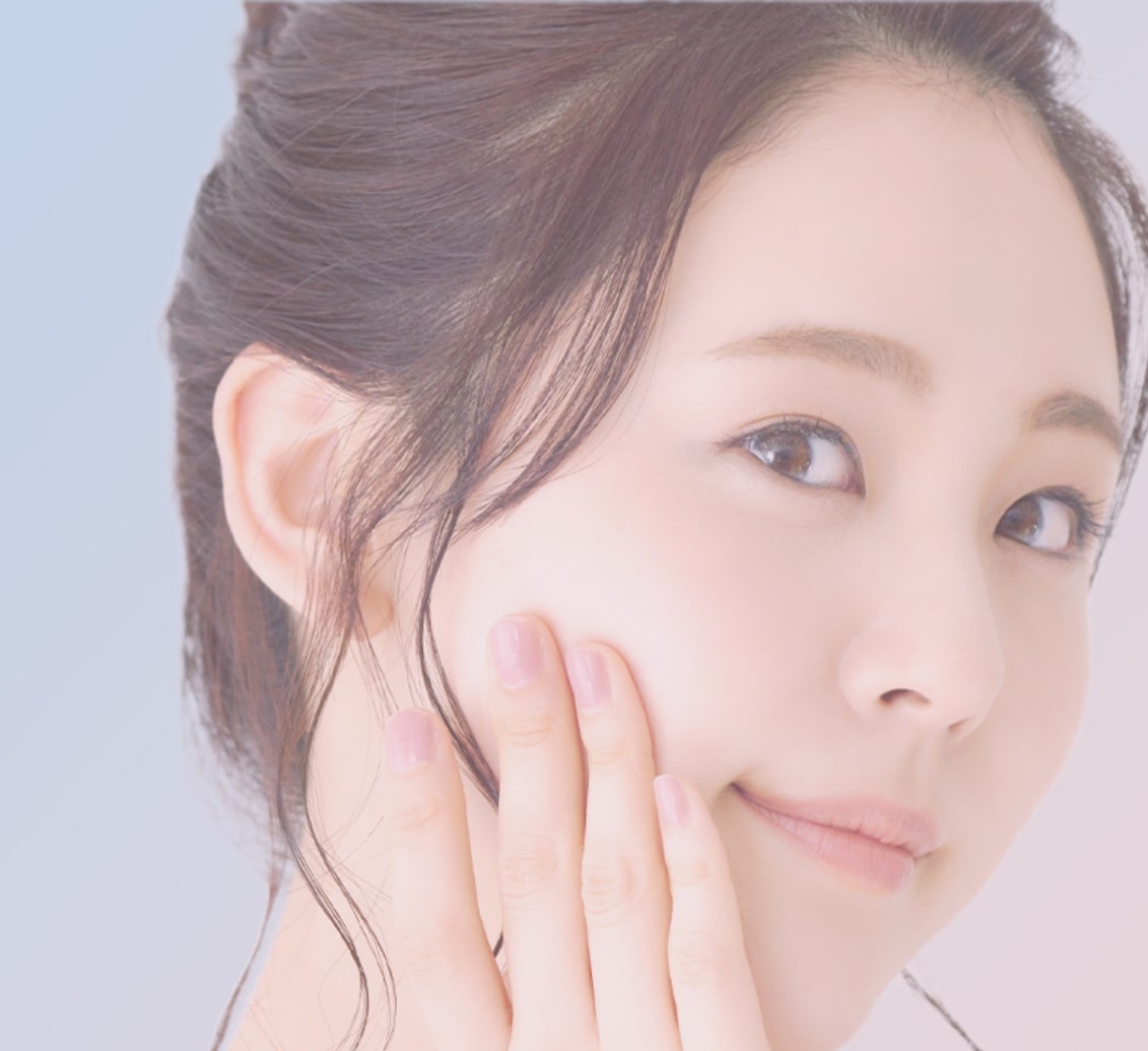 こちらを向いている女性モデル